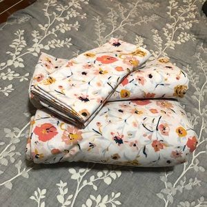 Opalhouse Sheet Set Floral Print 
King Size 
Like New / Per-owned 
100% Cotton